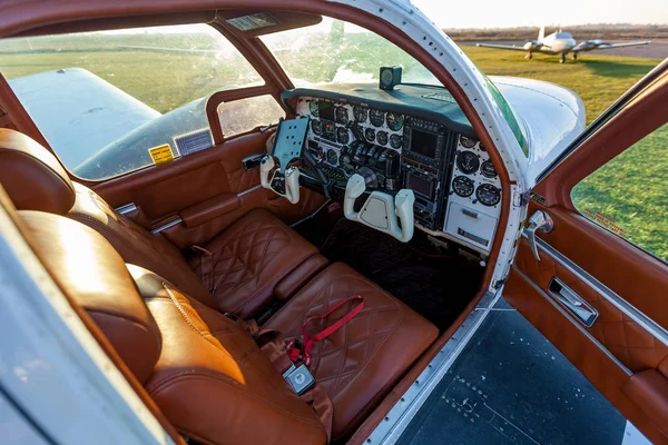 Ein Steuerpult im Cockpit eines Flugzeugs — Stockfoto