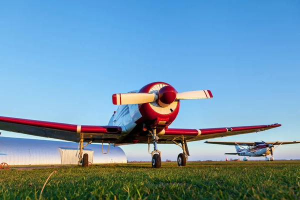 Um avião de parafuso no aeródromo — Fotografia de Stock