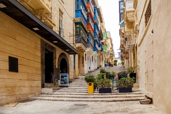 La antigua calle estrecha entre edificios de piedra en Malta —  Fotos de Stock
