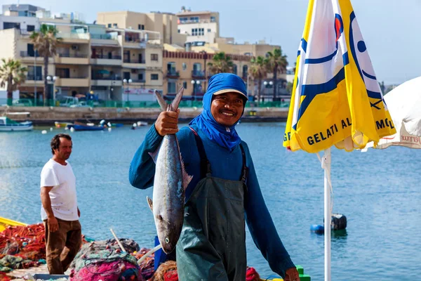 Pescador maltês segurando um peixe grande em sua mão — Fotografia de Stock