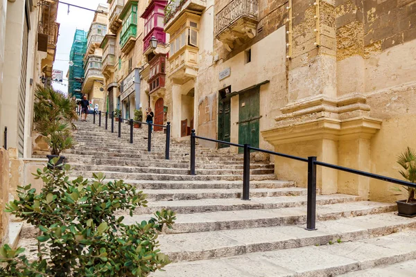 A antiga rua estreita entre edifícios de pedra em Malta — Fotografia de Stock