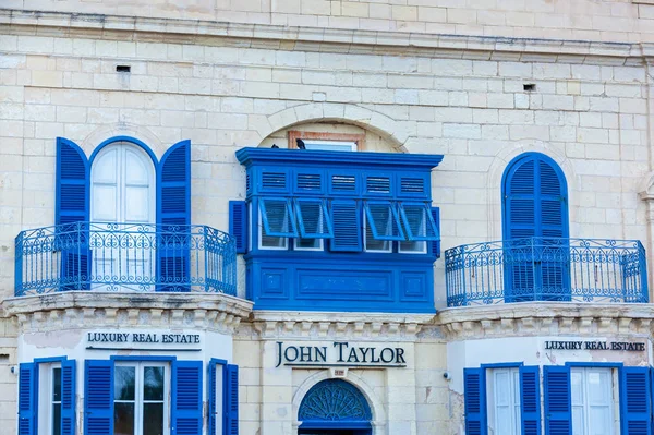 Fachada tradicional maltesa com janelas coloridas — Fotografia de Stock