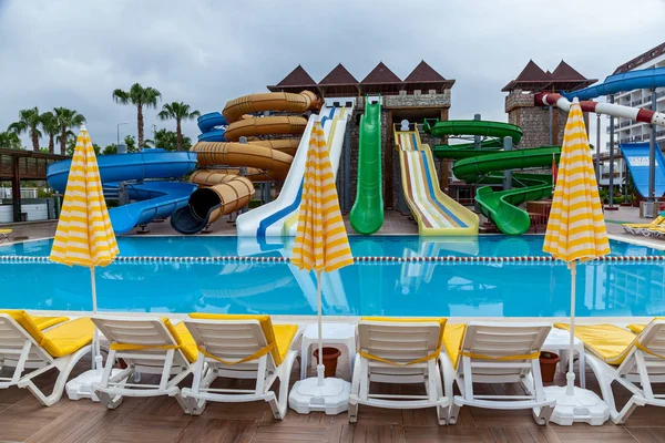 Een waterpark met gekleurde glijbanen — Stockfoto