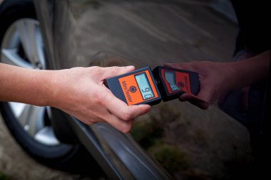 Araba boyasının kalınlığını ölçüyorum.