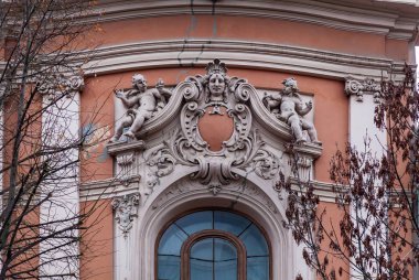 Bilim adamları evinin girişindeki taş heykeller.