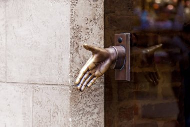 Kapı kolu insan eli şeklinde.