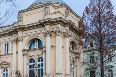 Bilim adamları evinin girişindeki taş heykeller.