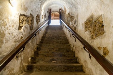 Kalenin bodrumuna giden eski merdivenler