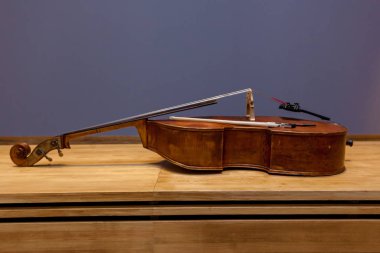 Eski kırık bir bas gitar.