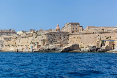 Malta 'da güneşli bir günde Saint Elmo Kalesi manzarası