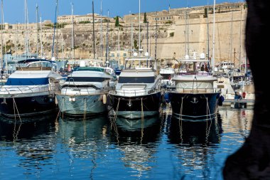 Limanda motorlu yatlar