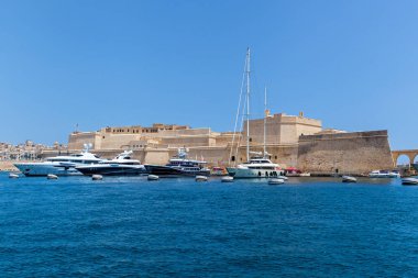 Güneşli bir günde limanda modern bir yat, Malta