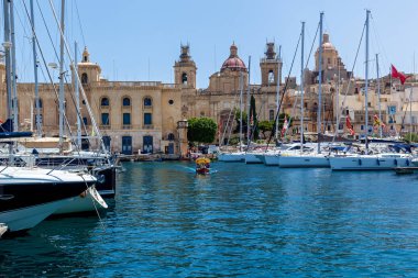 Yatları olan güzel bir liman.