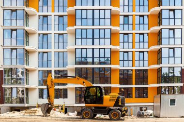 Binanın önünde bir kazıcı.