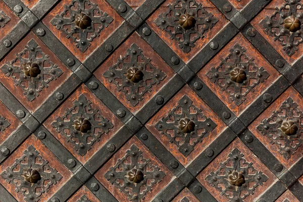 Een oude metalen poort met decoratieve elementen — Stockfoto