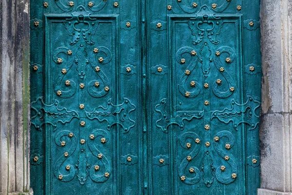 Turkusowe metalowe drzwi z piękną ozdobą — Zdjęcie stockowe