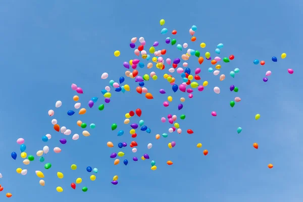 Beaucoup de ballons colorés dans le ciel — Photo