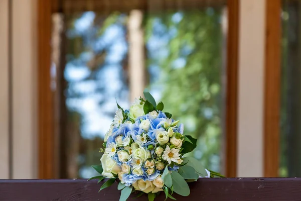 Ένα όμορφο μπουκέτο με φωτεινά λευκά και μπλε λουλούδια — Φωτογραφία Αρχείου