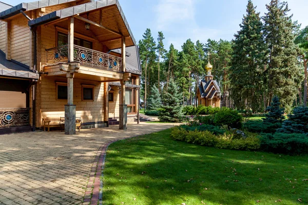 Ein schönes Holzhaus inmitten grüner Bäume — Stockfoto