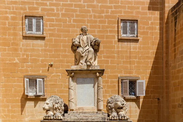 Sculpture of saint on the facade, Malta — Stockfoto