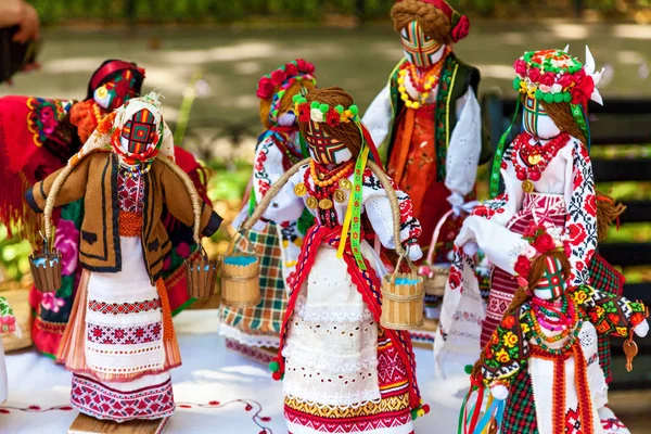 Traditionella ukrainska handgjorda dockor på mässan — Stockfoto