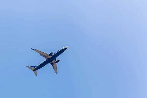 L'avion vole dans le ciel bleu — Photo