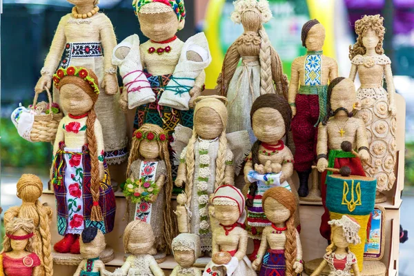 Traditionelle ukrainische Puppen auf dem Markt — Stockfoto