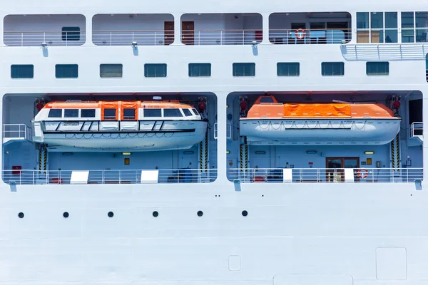 Viele Rettungsboote auf dem großen Kreuzfahrtschiff — Stockfoto