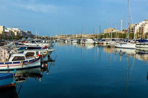 Un beau port de mer avec des yachts — Photo