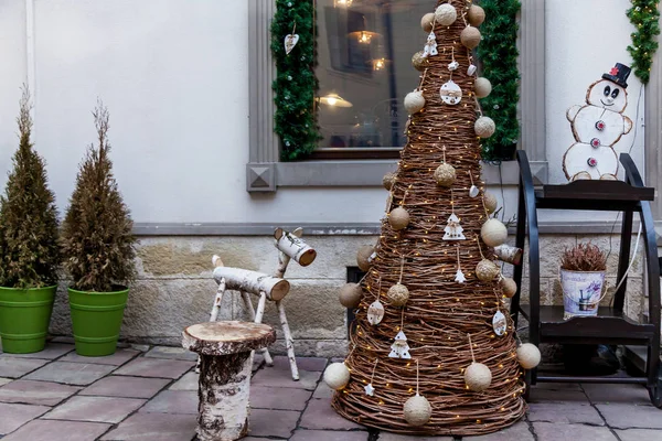 Beautiful Christmas decorations near a restaurant — Stock Photo, Image