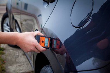 Araba boyasının kalınlığını ölçüyorum.