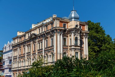 Kalıplı güzel bir bina cephesi