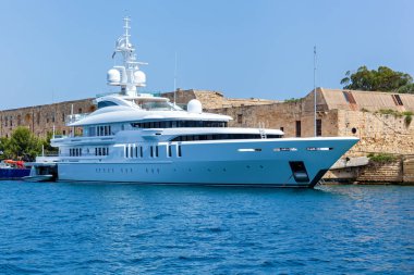 Güneşli bir günde limanda modern bir yat, Malta