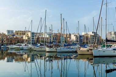 Limanda demirli teknelerle güzel bir gün batımı, Malta