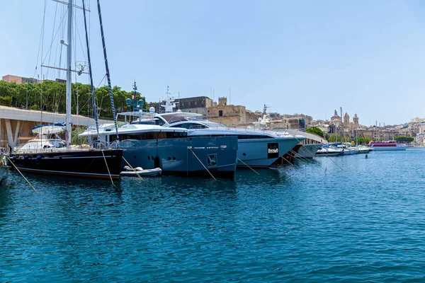 Güneşli bir günde limanda modern bir yat, Malta
