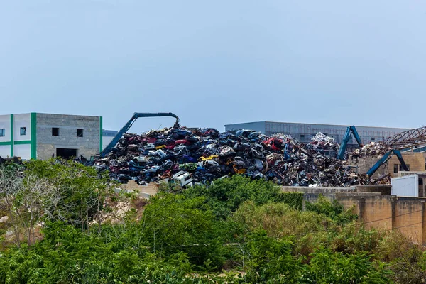 Eine große Müllkippe mit Metallabfällen — Stockfoto
