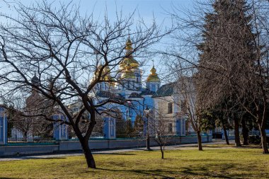 Parktan Mikhailovsky manastıra görüntüleyin. St. Michael'ın Manastırı, altın kubbeler, Kiev Ukrayna ile Ortodoks Kilisesi'nin bir mimari yapısı