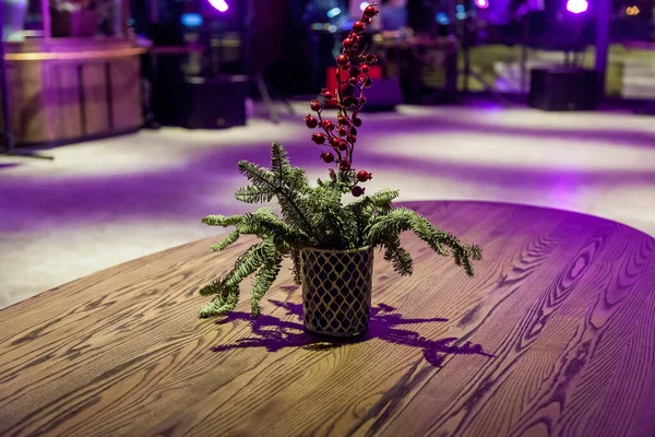 Närbild Dekorationen Med Blomma Och Gren Gran Bordet Restaurangen — Stockfoto