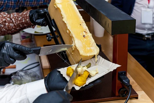 Szef Kuchni Przygotowuje Danie Raclette Pomocą Specjalnego Instrumentu Topienia Sera — Zdjęcie stockowe