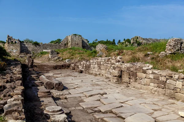 トルコ側の都市の列と遺跡と古い石の道 — ストック写真