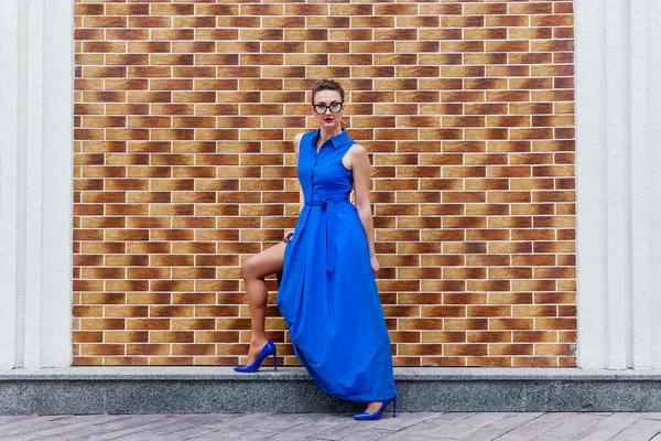 Полноразмерное Фото Привлекательной Женщины Длинном Платье Высоких Каблуках Фоне Кирпичной — стоковое фото