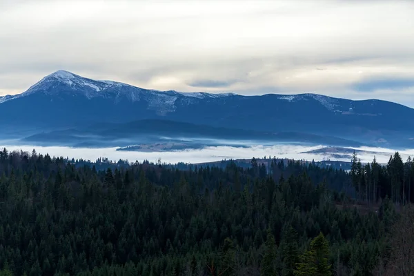 山と湖の上に白い雲が美しい風景 — ストック写真