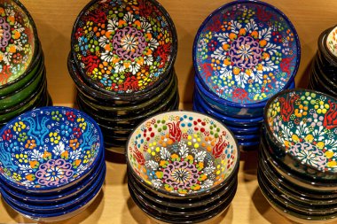 Markette renkli çiçek desenli klasik el yapımı Türk kaseleri.