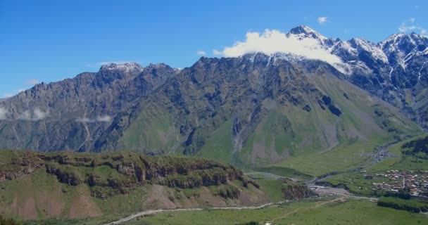 Aldeia Stepantsminda Reserva Kazbegi Cercada Por Belas Montanhas Altas Com — Vídeo de Stock