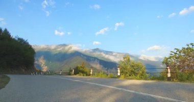 Dağ manzaralı, güzel manzaralı Svaneti yolu, Svan kuleleri ve terk edilmiş eski köyler..