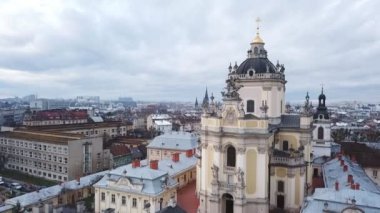 Lviv 'de bir şehrin ortasında koyu kubbeli ve sarı duvarlı güzel bir kilise manzarası. St. George Katedrali 'nin mimarisi.