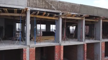 Kompleks hava manzaralı bir inşaat alanı. İnsansız hava aracı ile video. İnşaat alanının genişliği.