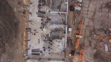 Kompleks hava manzaralı bir inşaat alanı. İnsansız hava aracı ile video. İnşaat alanının genişliği.