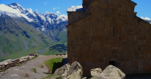 Obec Stepantsminda Rezervaci Kazbegi Obklopena Krásnými Vysokými Horami Sněhovými Čepicemi — Stock video