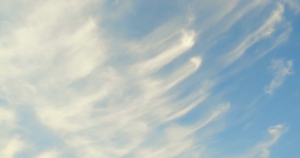 Witte Wolken Van Ongewone Vormen Aan Blauwe Lucht — Stockvideo